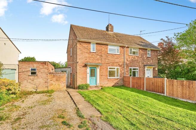 2 bed property, in Crawley End, £290,000