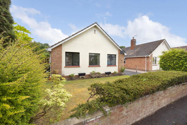2 bed property, in Broadleas Close, £380,000