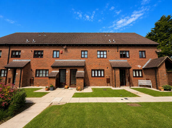 2 bed property, in Four Winds, £165,000