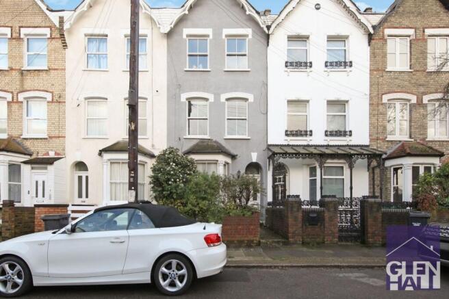 1 bed property, in Holly Park Road, £200,000
