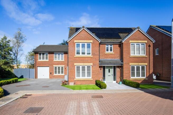 4 bed property, in Clos Y Mametz, £725,000