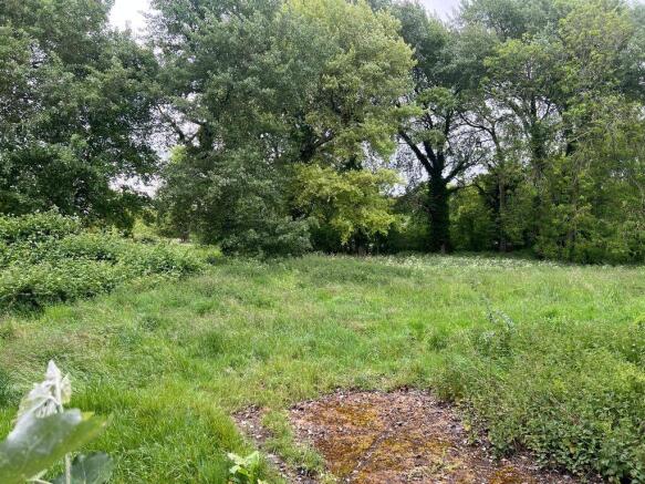 Studio, in Lower End, £125,000