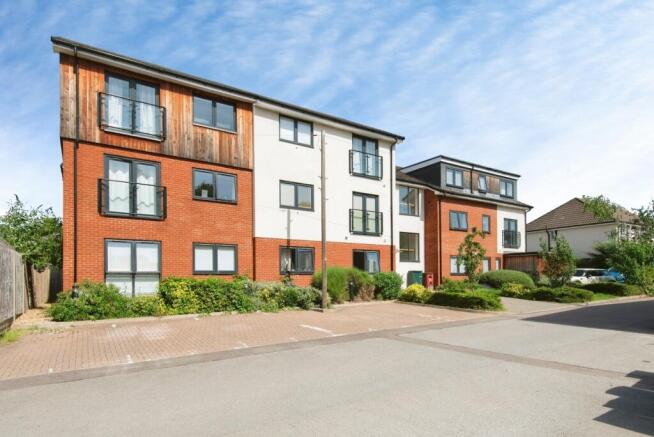 2 bed property, in Cooks Way, £290,000