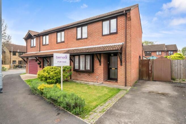 2 bed property, in Benham Drive, £270,000