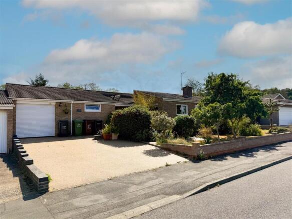 3 bed property, in Coldermeadow Avenue, £350,000