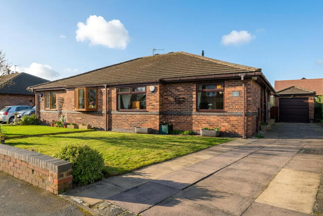 2 bed property, in Chapel Lane, £300,000
