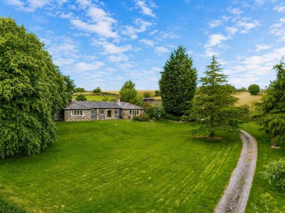 4 bed property, in Whitley Road, £895,000