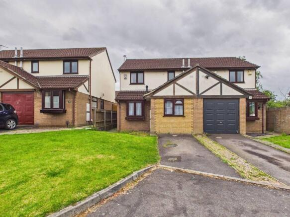 2 bed property, in Wesley Close, £300,000