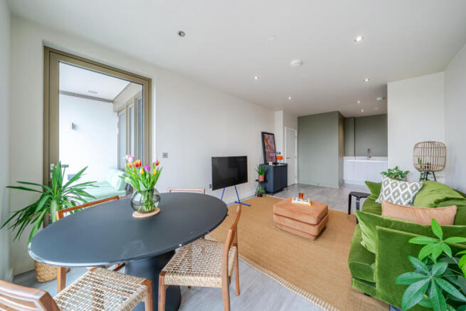 1 bed property, in Stockwell Road, £450,000