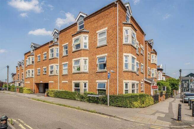 2 bed property, in Sophia Court, £150,000
