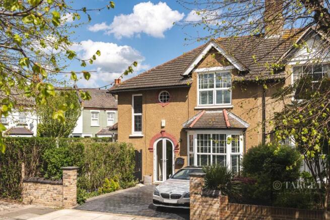 4 bed property, in First Avenue, £900,000