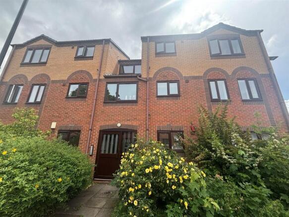 2 bed property, in Ashton Croft, £110,000