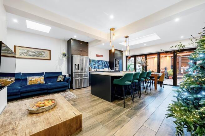 5 bed property, in Grove Avenue, £1,095,000
