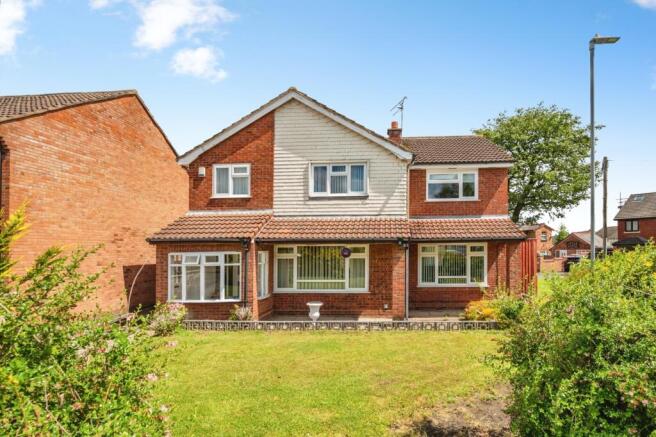 5 bed property, in Crantock Close, £350,000