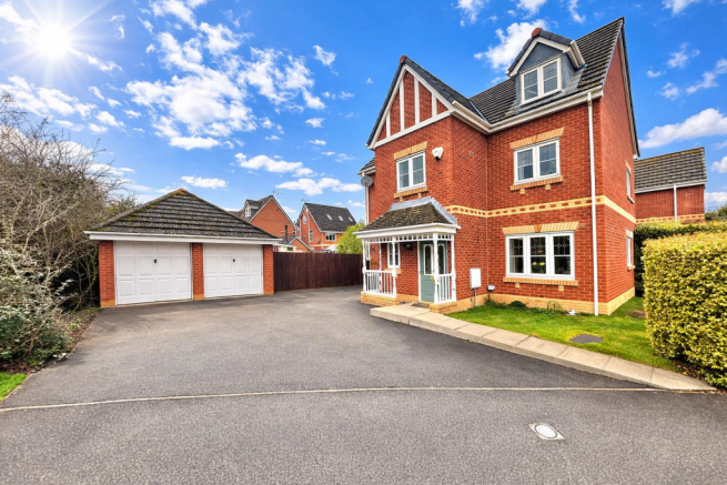 5 bed property, in Mottram Drive, £419,950