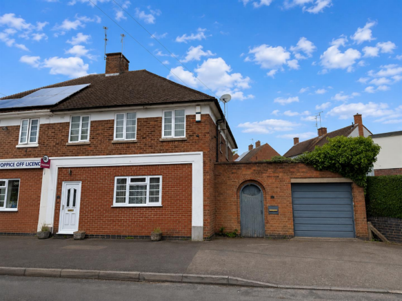 3 bed property, in Red Hill Avenue, £300,000