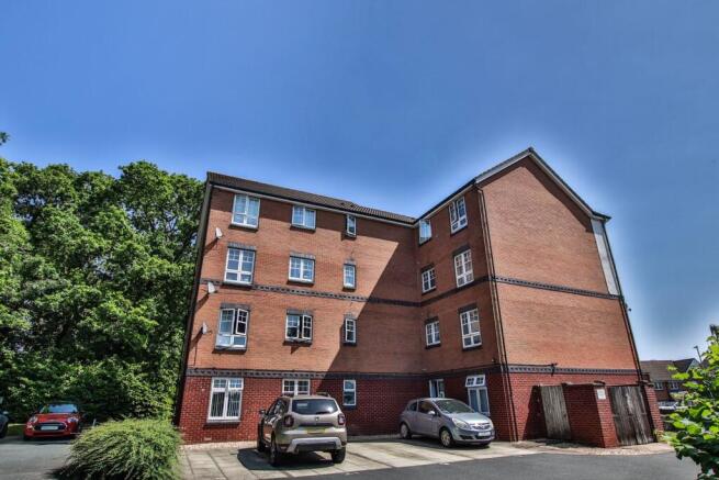 2 bed property, in Kennet Green, £160,000
