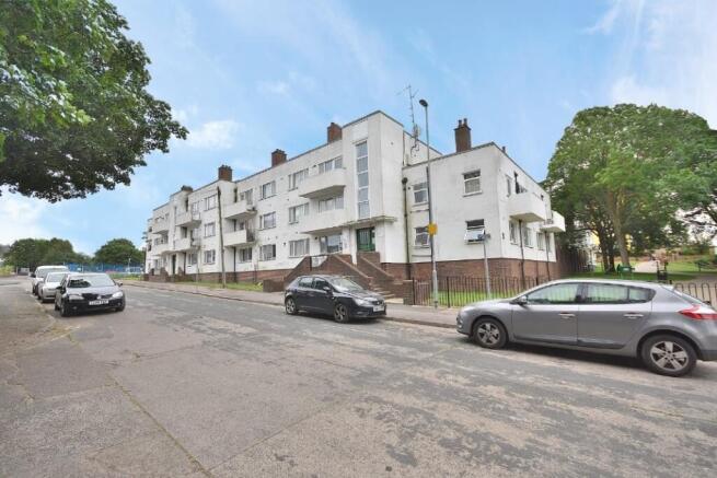 2 bed property, in Castle Street, £130,000