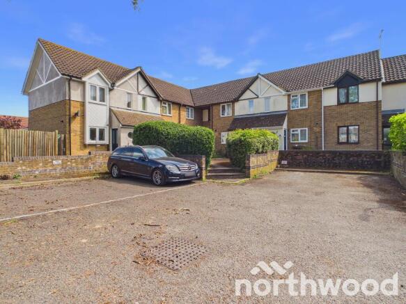 2 bed property, in Bishops Green, £250,000