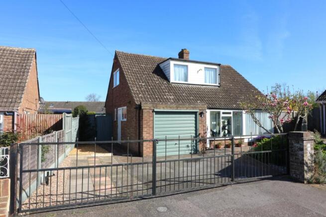 3 bed property, in Hill Drive Eastry, £350,000