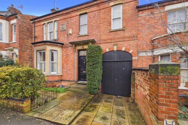 5 bed property, in Wellington Road, £550,000