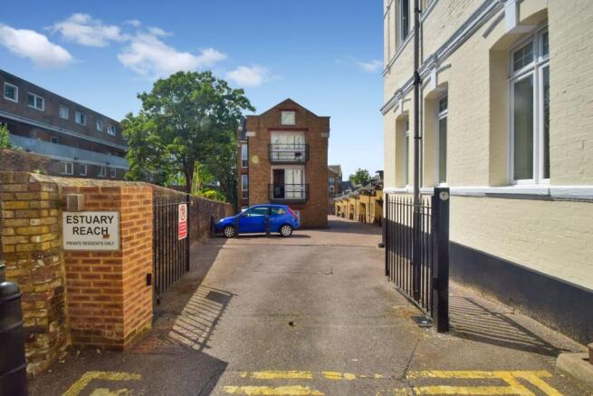 2 bed property, in Estuary Reach, £190,000