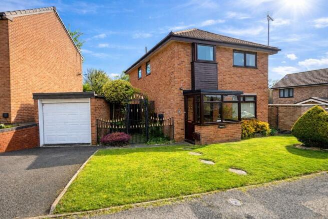 3 bed property, in Beaulieu Way, £249,950