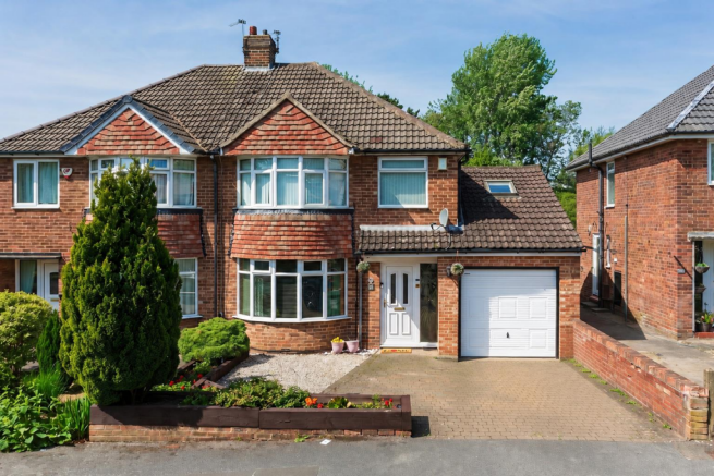 4 bed property, in Winding Way, £550,000