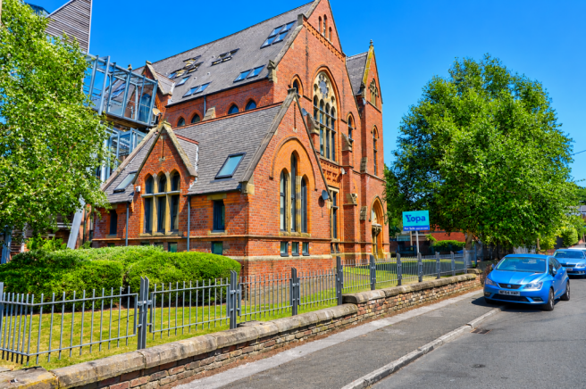 2 bed property, in Grey Street, £180,000