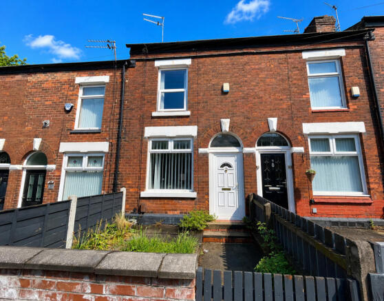 2 bed property, in Alpine Road, £195,000