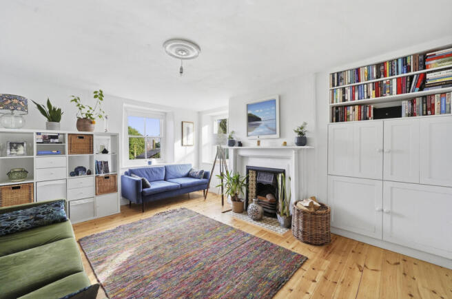 2 bed property, in Moat Hill, £440,000