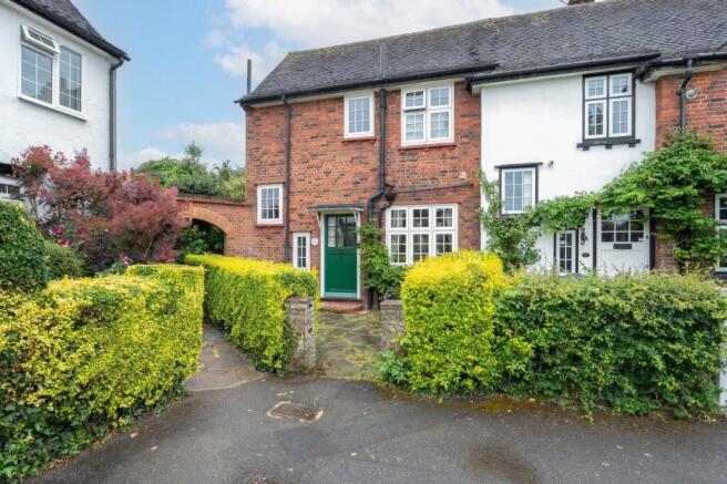 2 bed property, in Hawthorne Close, £475,000