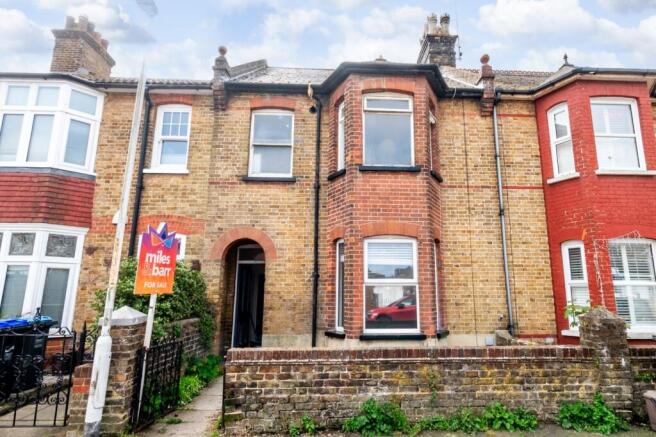 1 bed property, in Westbury Road, £165,000