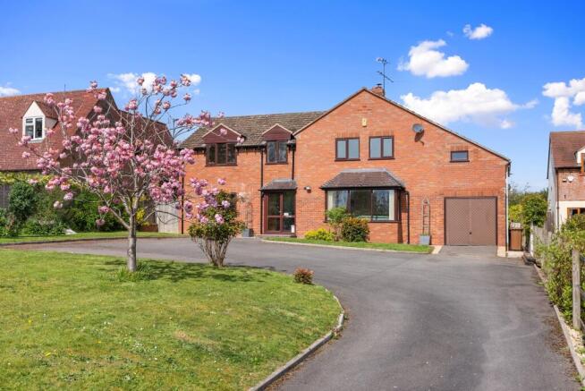 6 bed property, in Atch Lench Road, £700,000