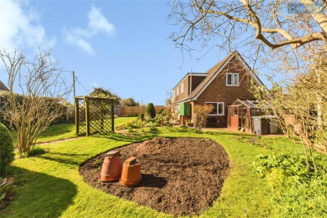 3 bed property, in Moorsfield Avenue, £400,000