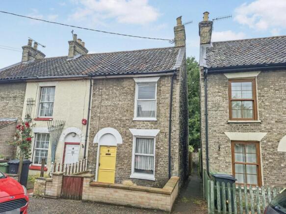 2 bed property, in Station Road, £150,000