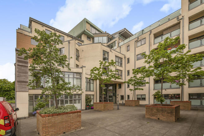 1 bed property, in Aura Court, £300,000