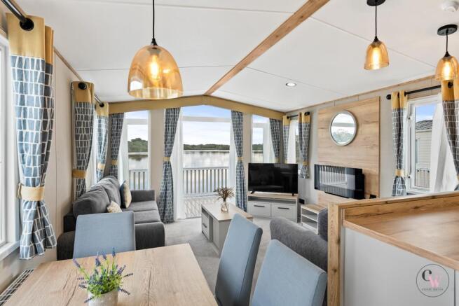 2 bed property, in Lakeside Caravan Park, £70,000