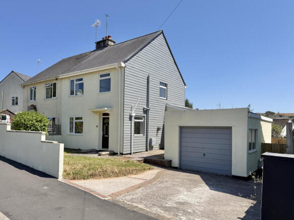 3 bed property, in Westonfields, £400,000