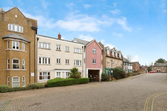 2 bed property, in Roche Close, £142,500