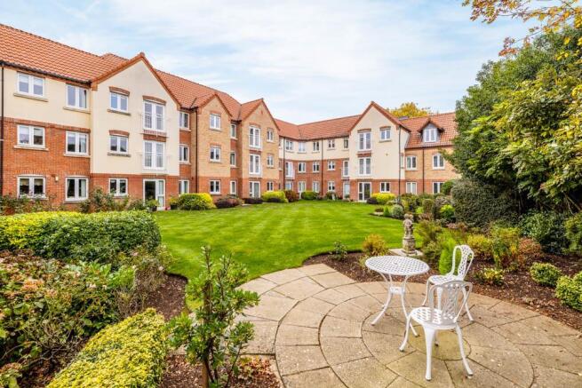 1 bed property, in Pool Close, £80,000