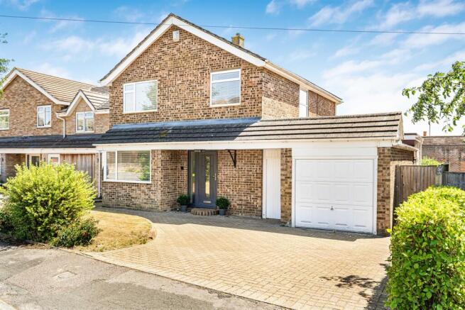 4 bed property, in Beechtree Avenue, £800,000