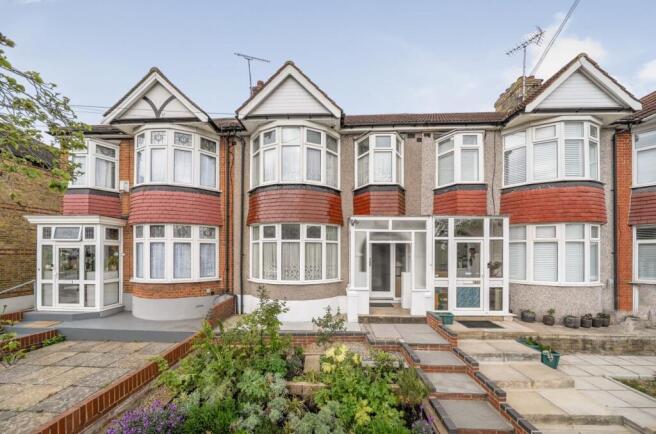 3 bed property, in Woodhurst Road, £475,000