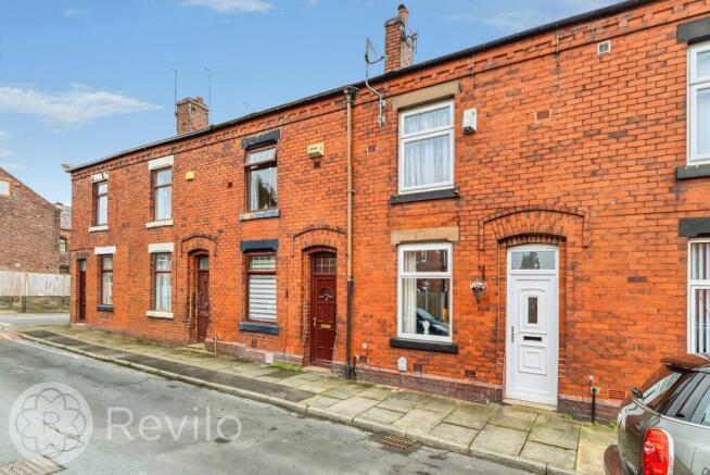 2 bed property, in Holland Street, £145,000