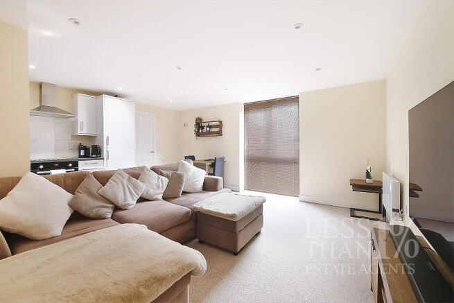 2 bed property, in Ashby Wood Drive - NN5, £185,000