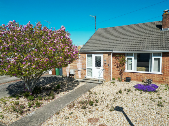 2 bed property, in 30 Barons Mead, £285,000