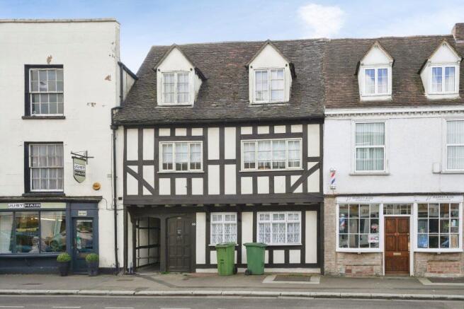 2 bed property, in Potters Court, £175,000