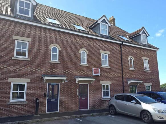 2 bed property, in Coachmans Yard, £165,000