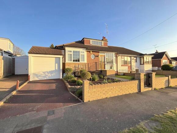 2 bed property, in Grasmere Avenue, £300,000