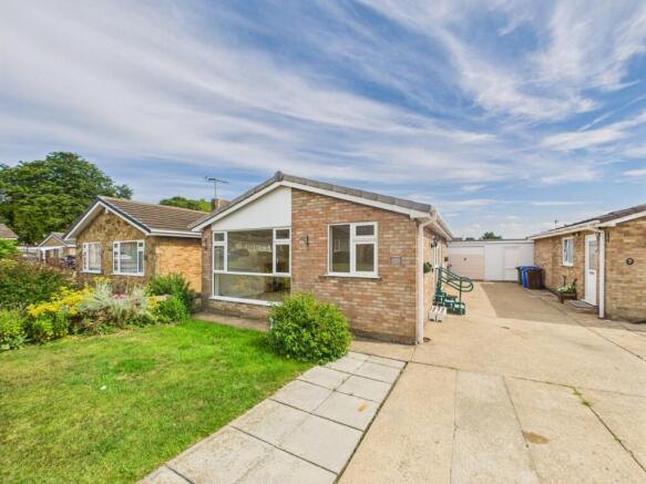 2 bed property, in Woodland Rise, £220,000